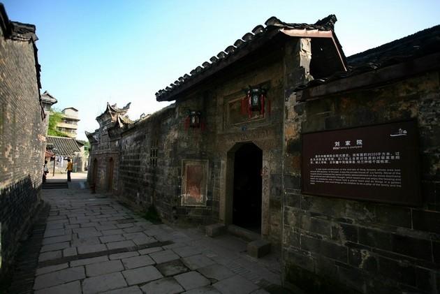 小黑裤搭配短款针织衫，休闲又利落，是你喜欢的吗？